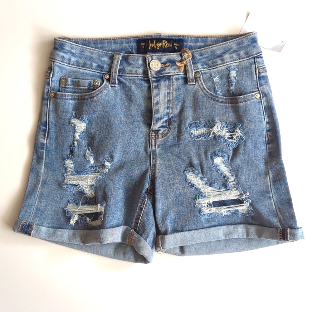Juniors' Indigo Rein Mid Rise Rolled Cuff Midi Shorts